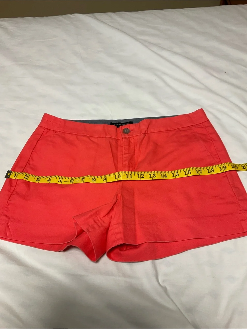 Women’s Banana Republic Hampton Fit Shorts . Coral, Size 8